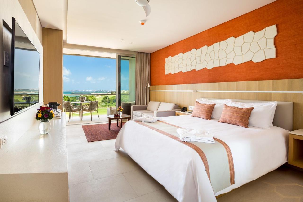 Deluxe Zimmer mit Kingsize-Bett und Golf- und Meerblick