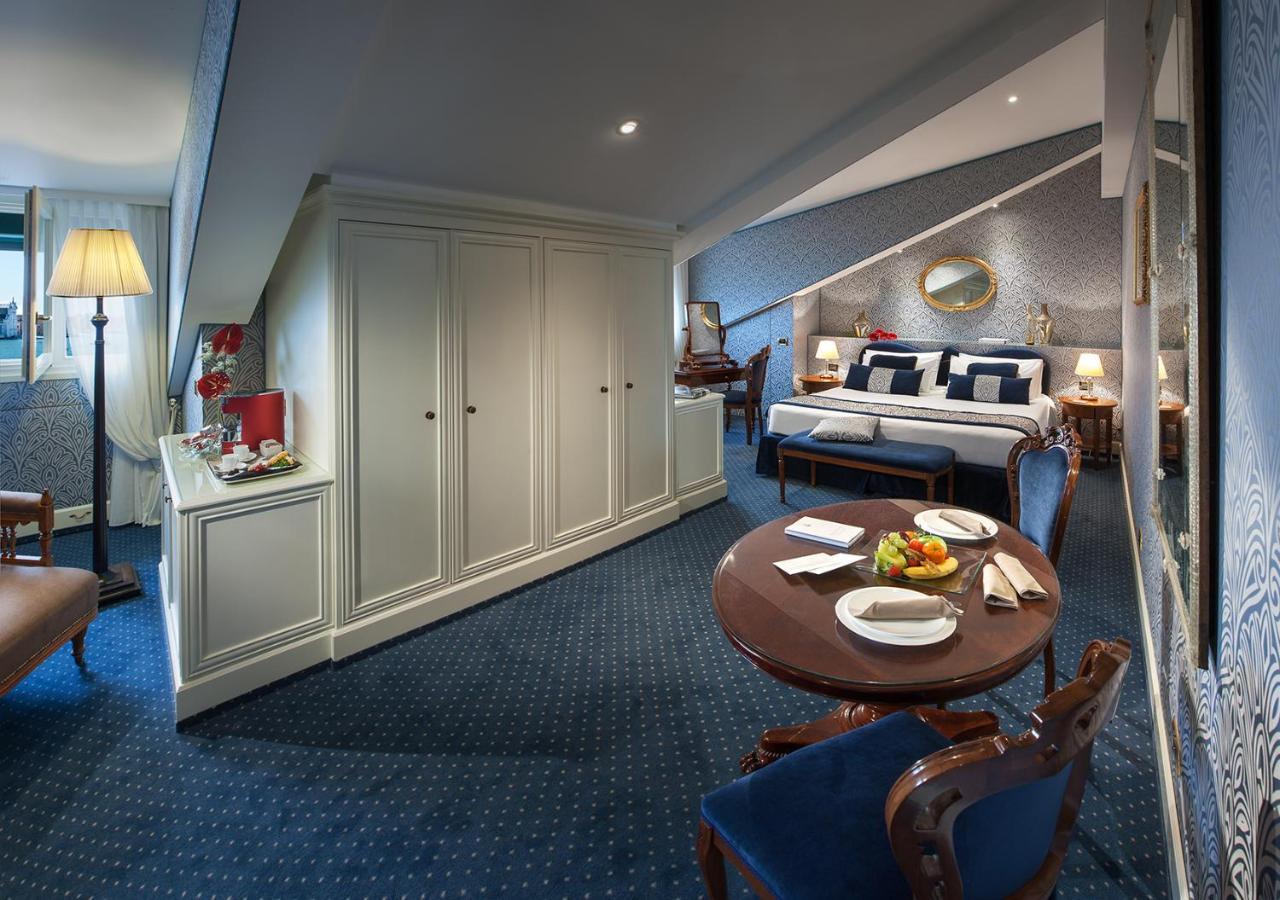 Junior Suite with Lagoon View (2 Adults),1088321974:JPEG