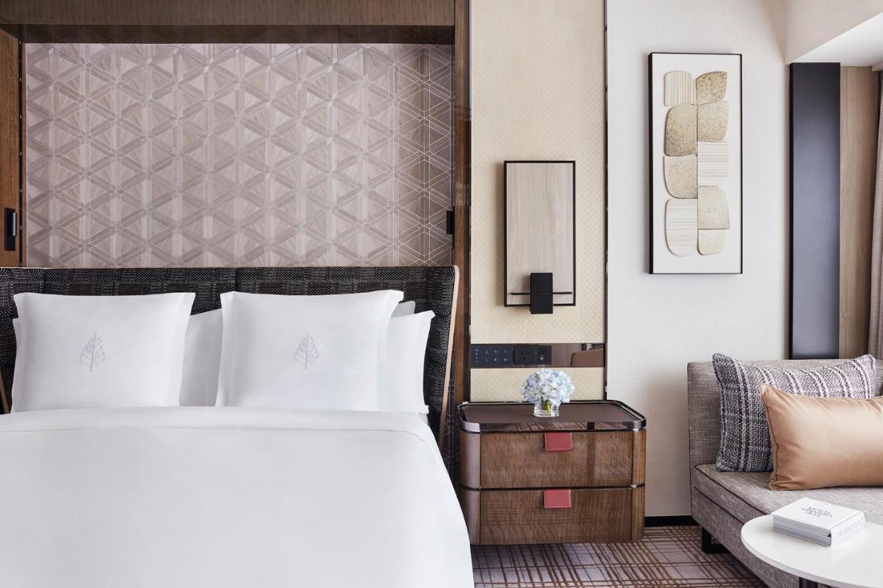 Executive Zimmer mit Kingsize-Bett und Hafenblick