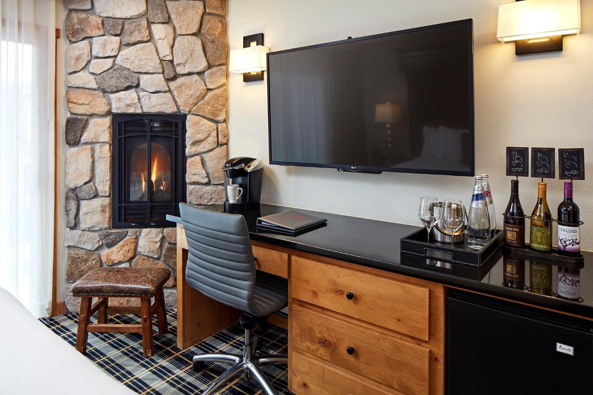 Zimmer mit 1 Kingsize-Bett und Seeblick