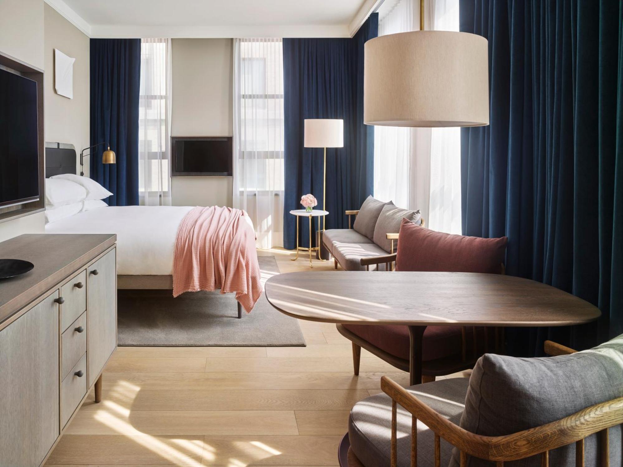 Eckstudio mit Kingsize-Bett