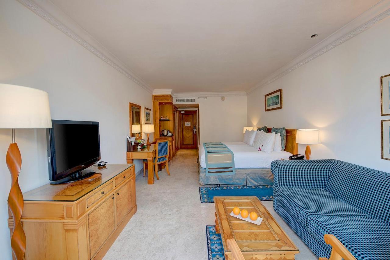 Standard Zimmer mit Kingsize-Bett und Meerblick