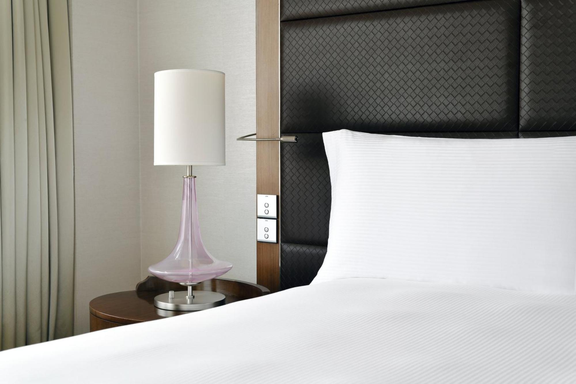 Standard Zimmer mit Kingsize-Bett und Blick aufs Wasser