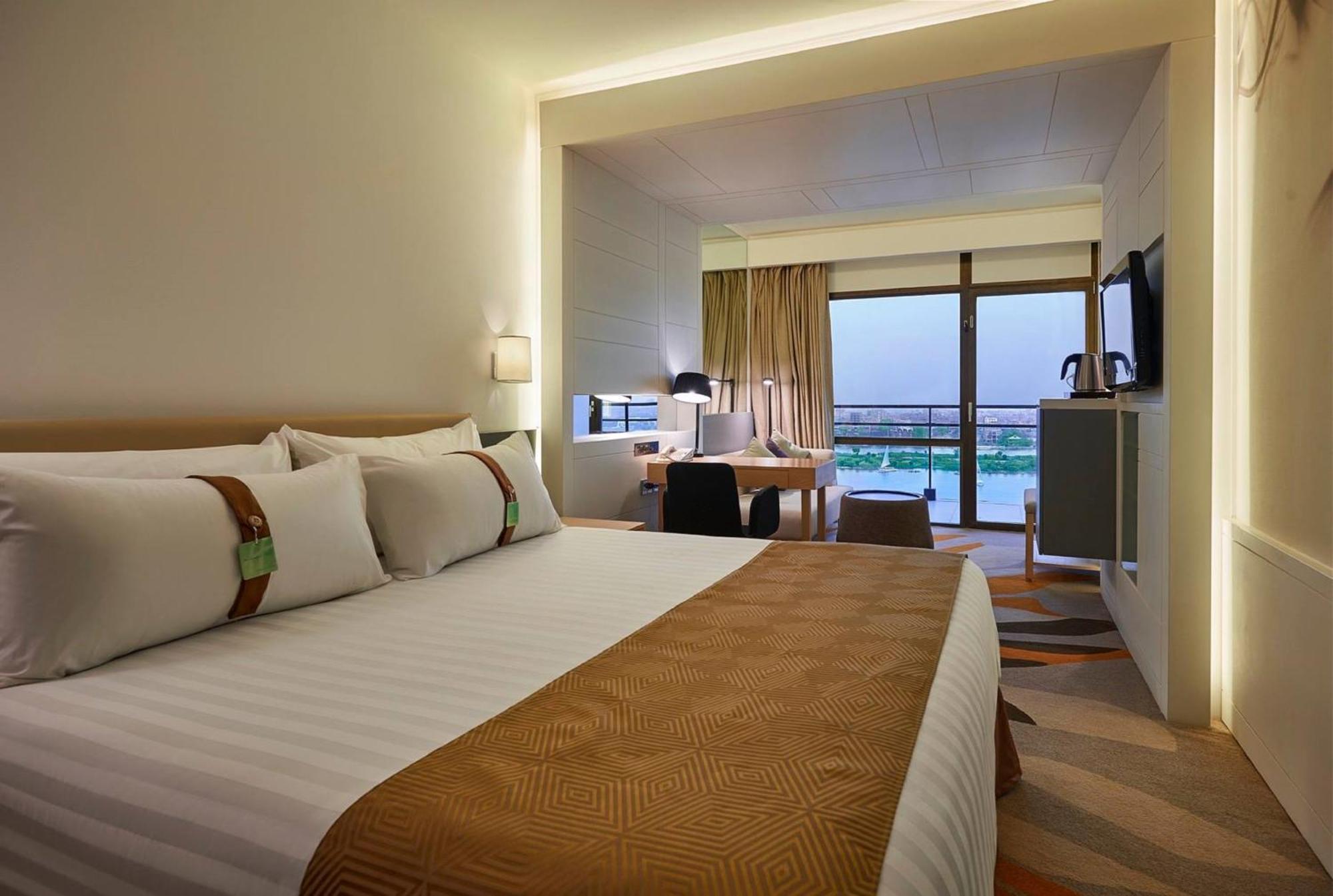 Standard Zimmer mit Kingsize-Bett und Blick auf den Nil - Raucher