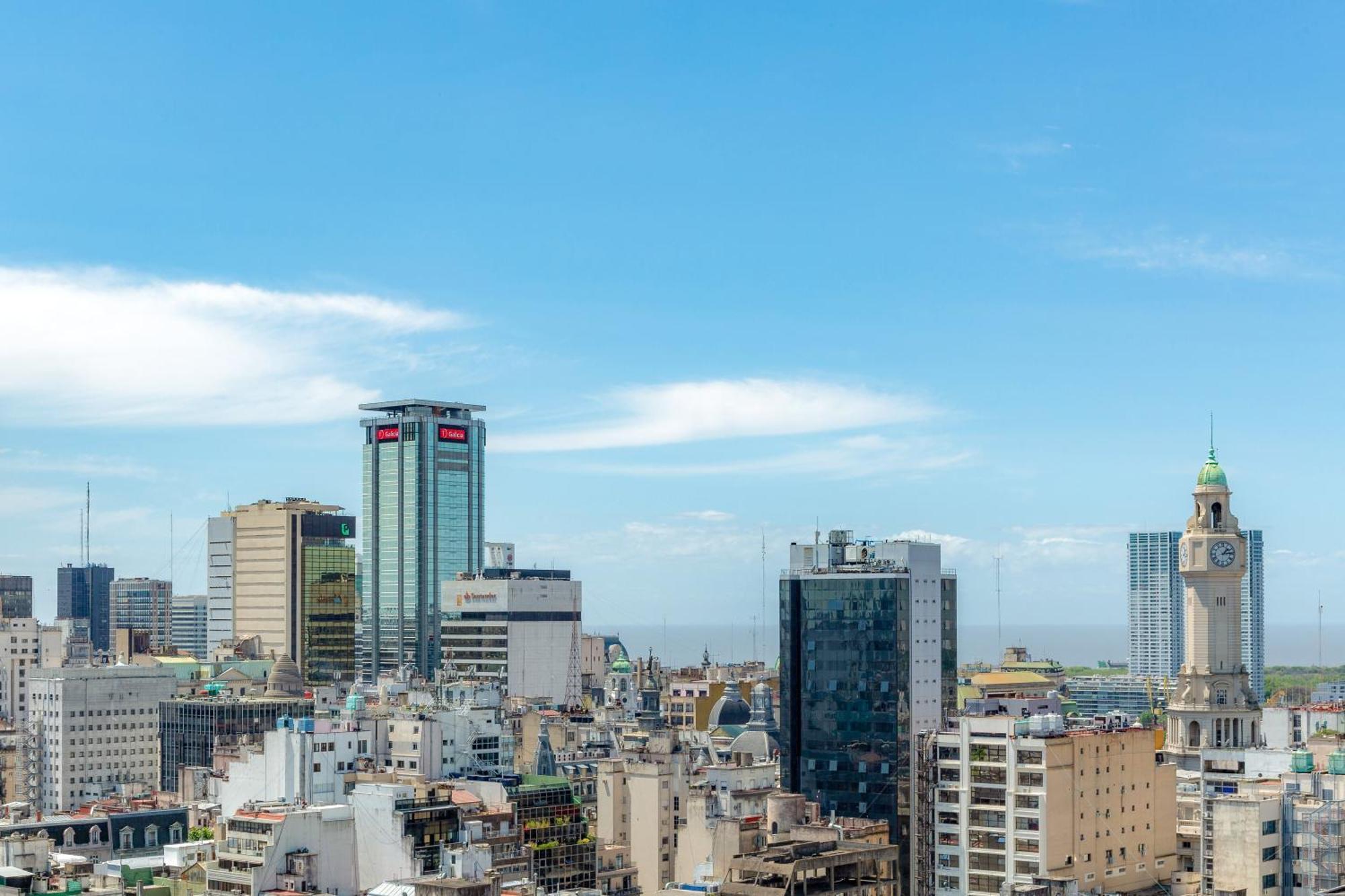 Premium Zimmer mit Kingsize-Bett und Blick auf die Stadt