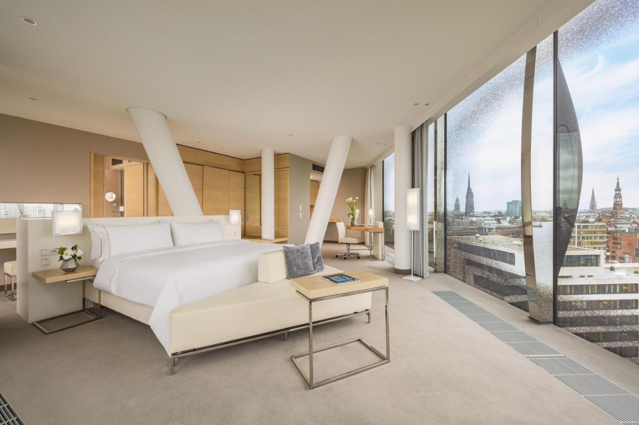 Junior Suite Horizon mit Kingsize-Bett und Stadtblick