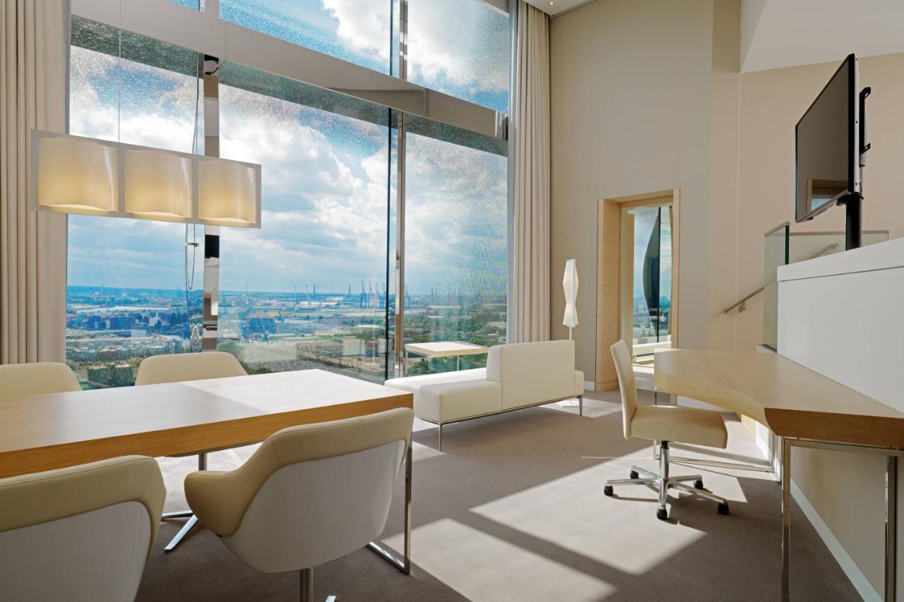 Panorama Suite mit Stadt- und Wasserblick
