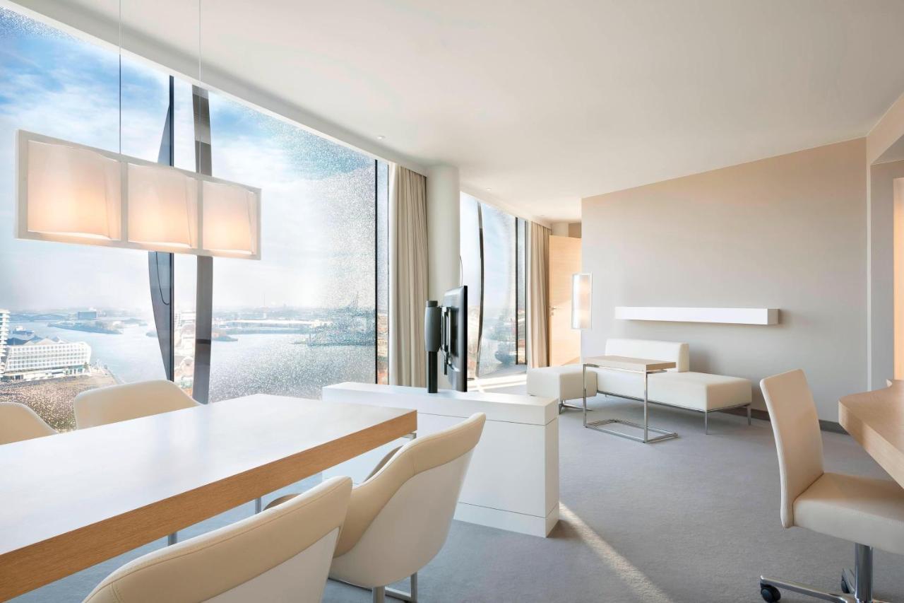 Horizon Suite mit 1 Kingsize-Bett und Blick auf die City/Elbe und die Skyline