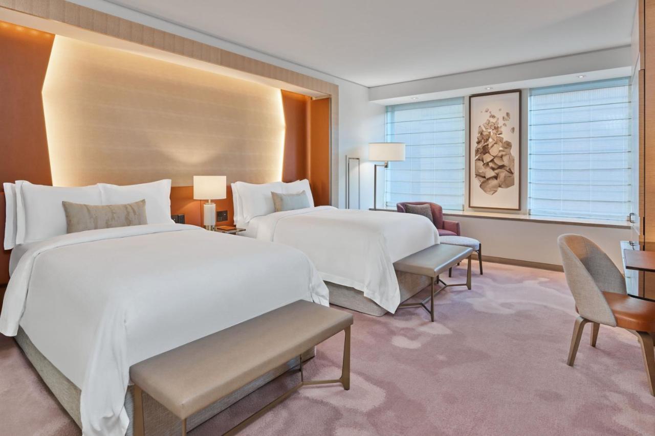 Dieses Deluxe Doppelzimmer mit zwei Doppelbetten bietet Stadtblick und eine barrierefreie Badewanne. Das Zimmer ist barrierefrei und für Hörgeschädigte geeignet,