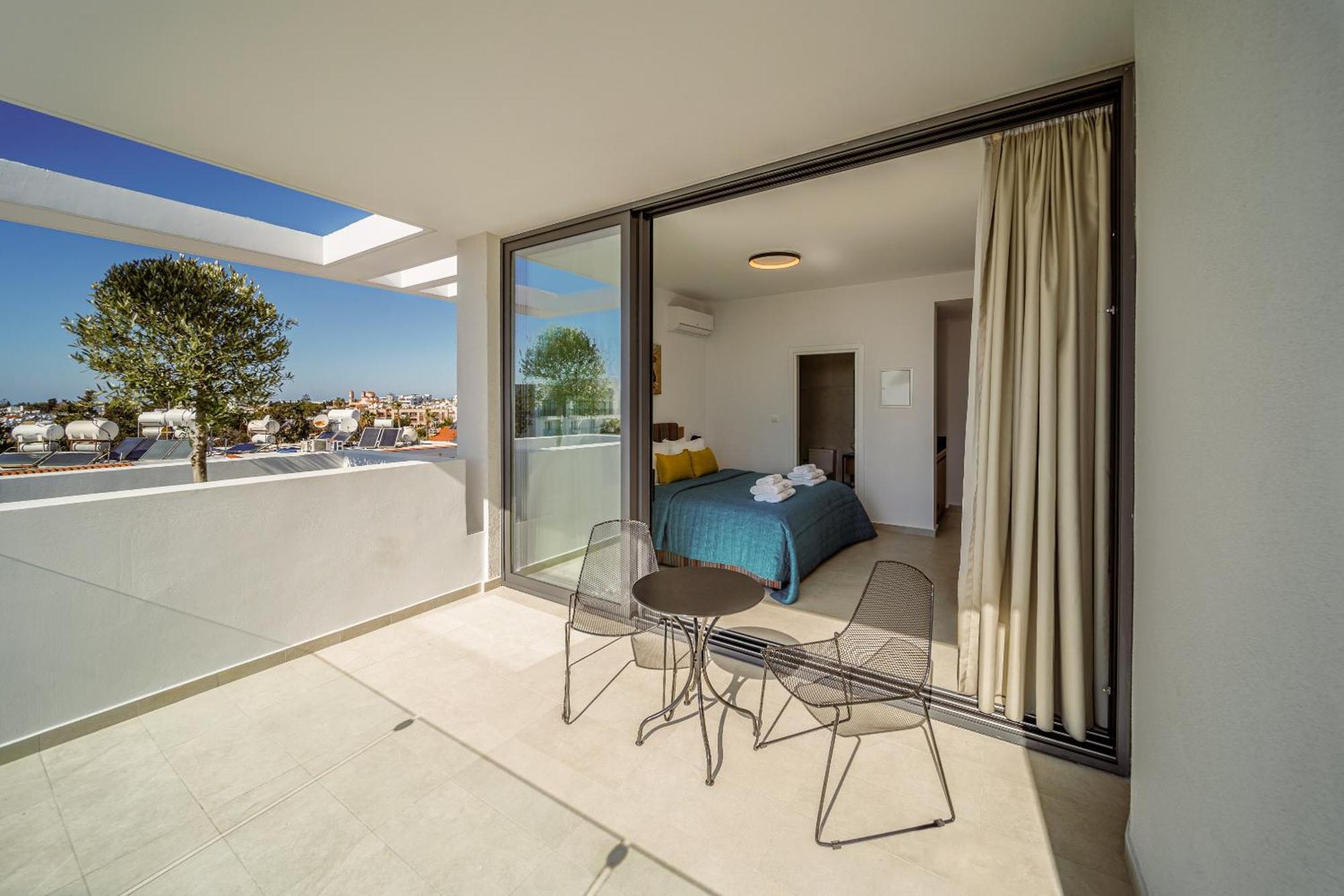 Zimmer mit Queensize-Bett und Meerblick