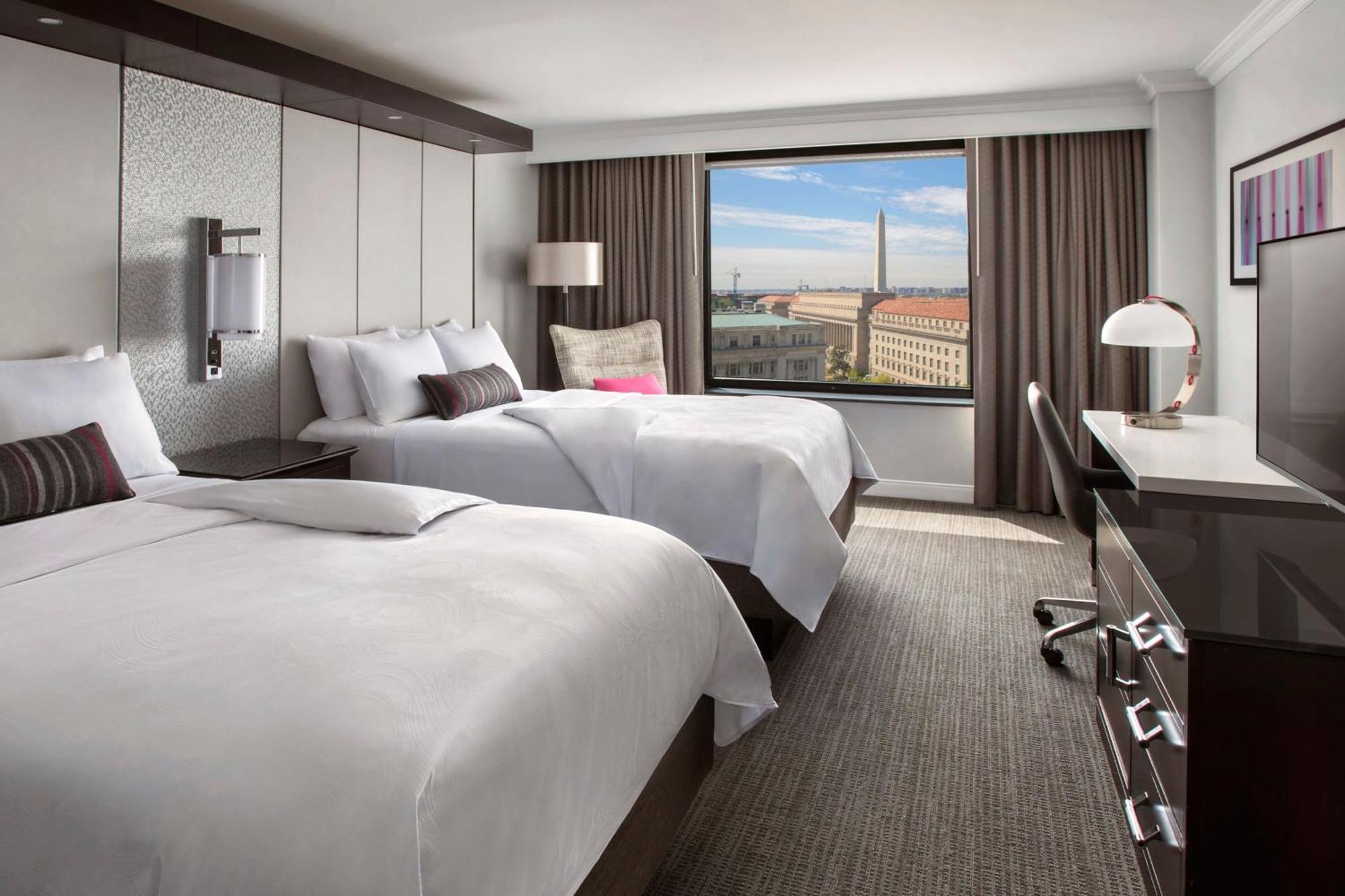 Zimmer auf der Executive Etage mit 2 Doppelbetten und Blick auf das Monument