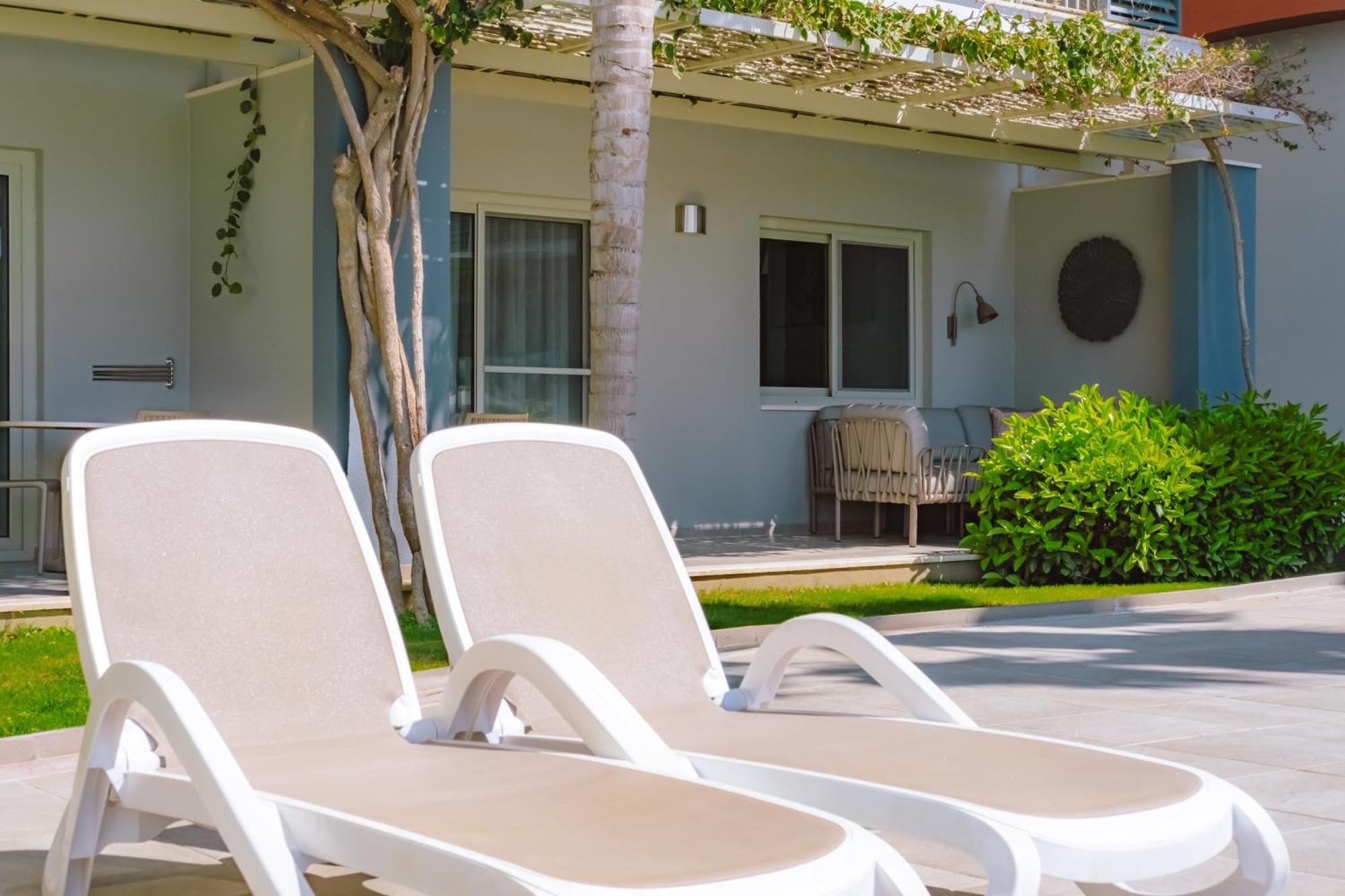 Deluxe Suite mit Terrasse am Pool (2 Erwachsene + 2 Kinder)