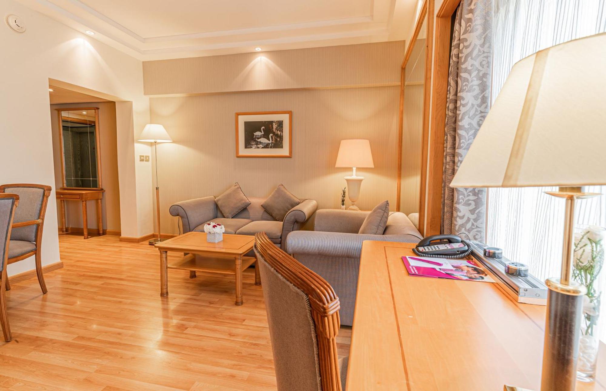 Executive Suite,1611061427:JPEG