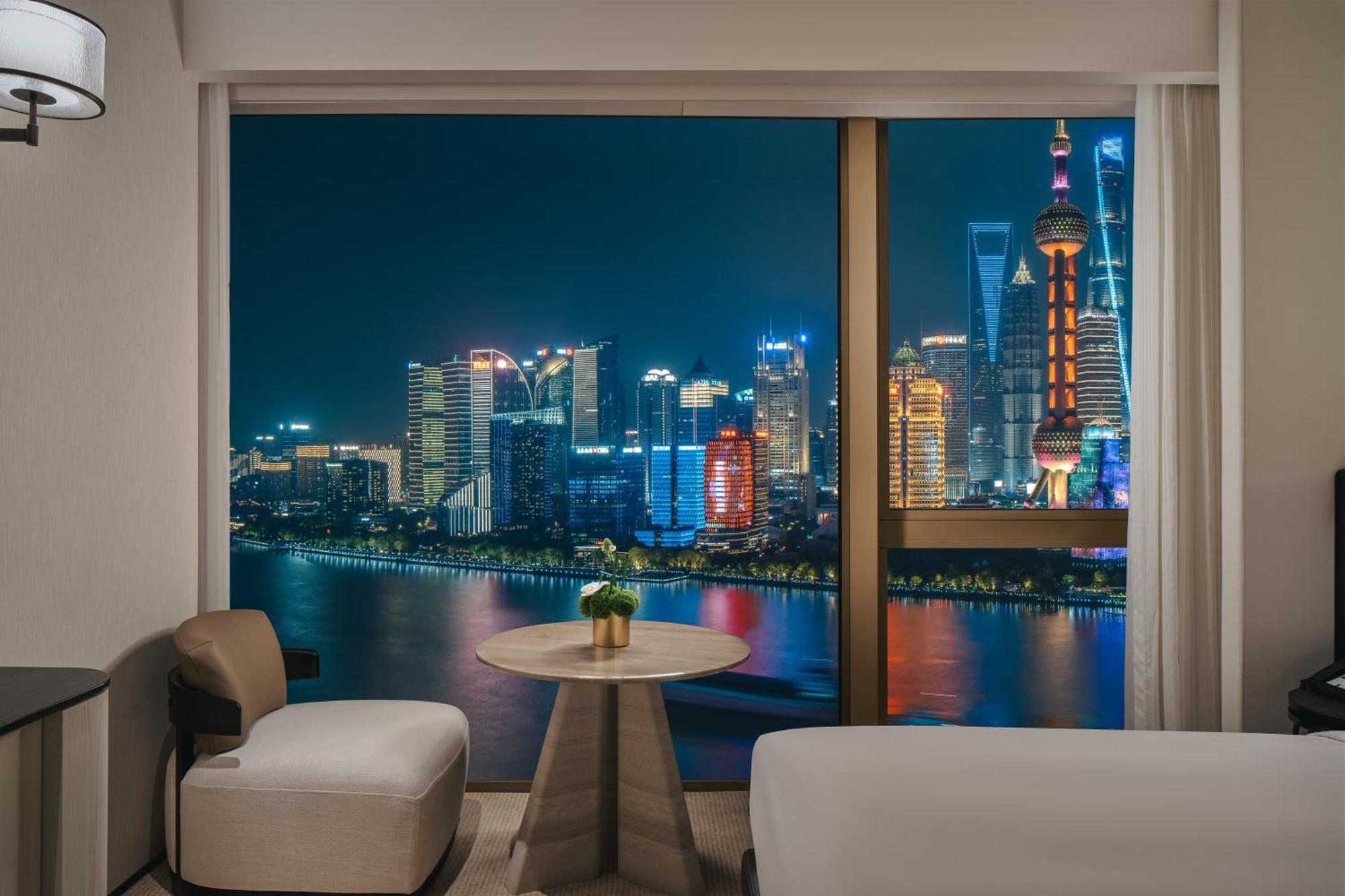 Zimmer mit Kingsize-Bett und Blick auf den Turm