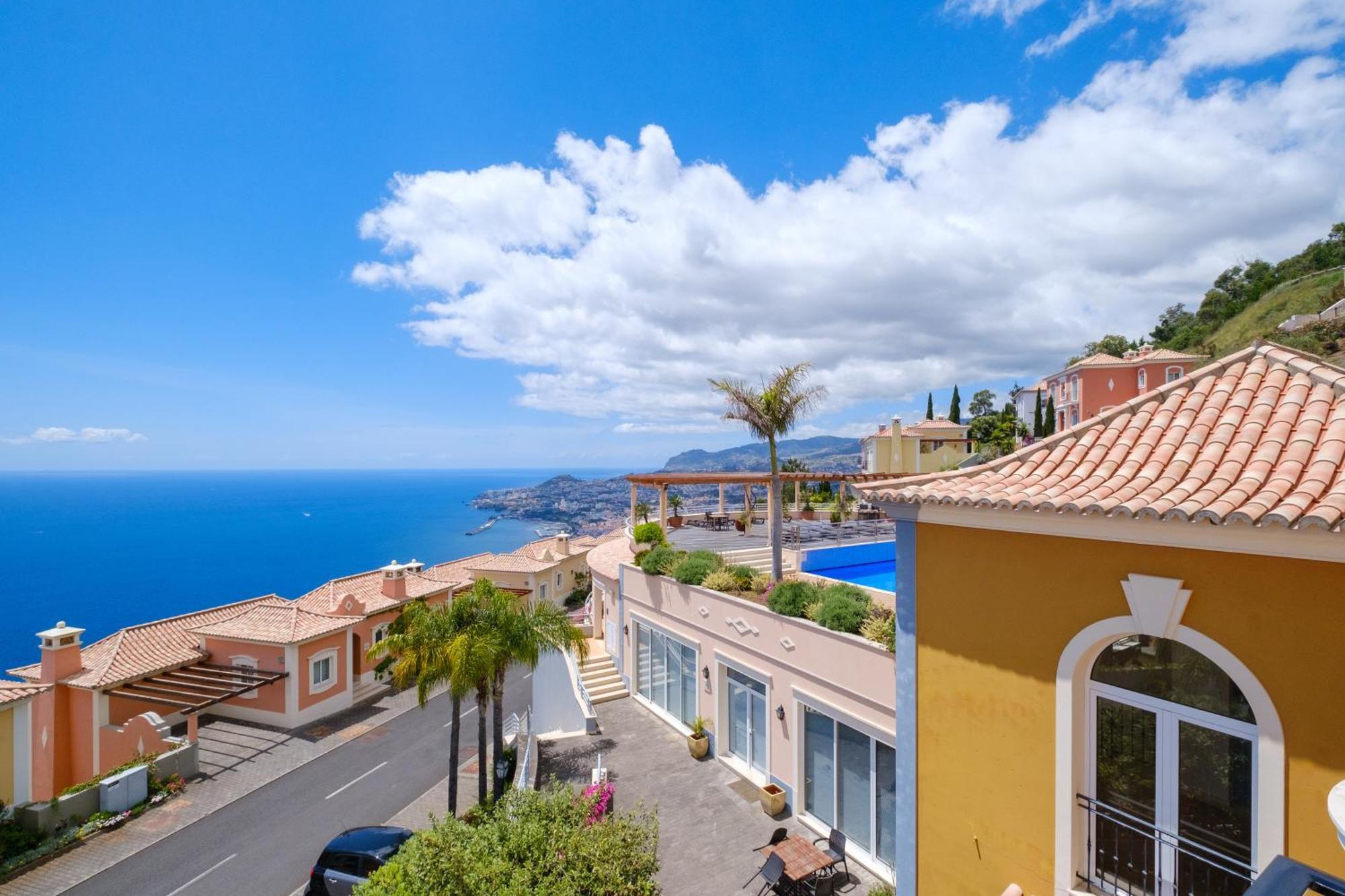 Three-Bedroom Apartment Sea View