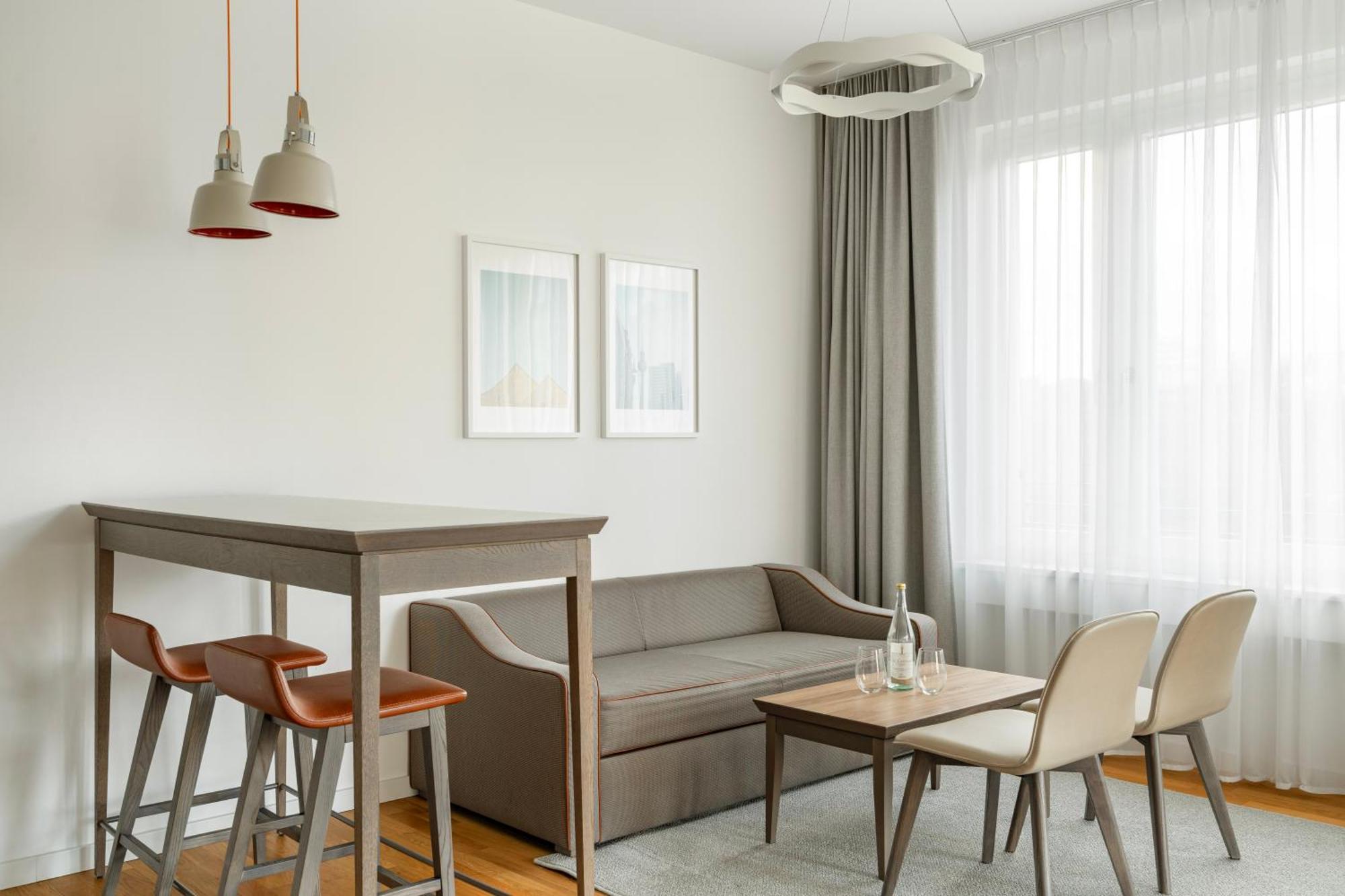 Apartment-Suite mit Wohnbereich und Loggia