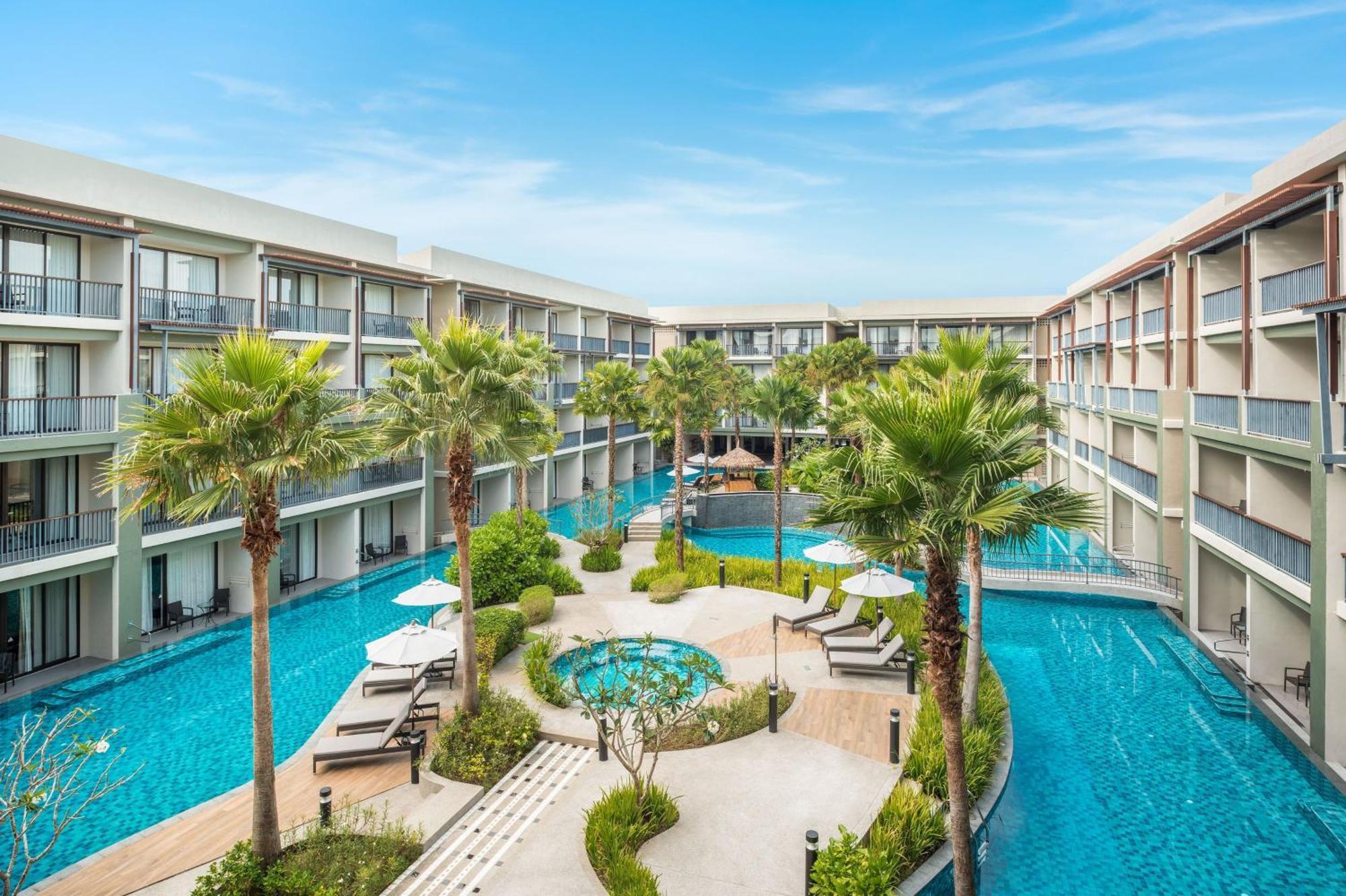 Two-Bedroom Family Room with One King Bed and Two Twin Beds with Pool View