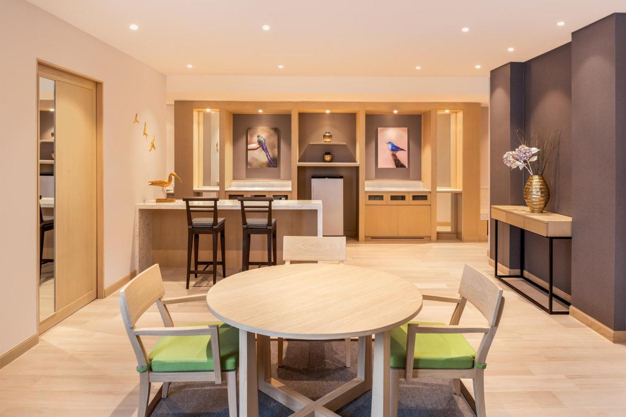 Suite mit 1 Schlafzimmer, Kingsize-Bett und Terrasse und Zugang zum Pool – Erdgeschoss