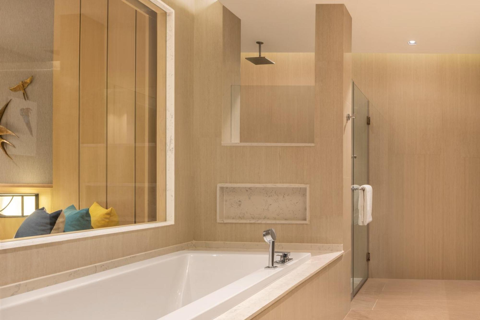 Große Zimmer mit Kingsize-Bett und Poolblick