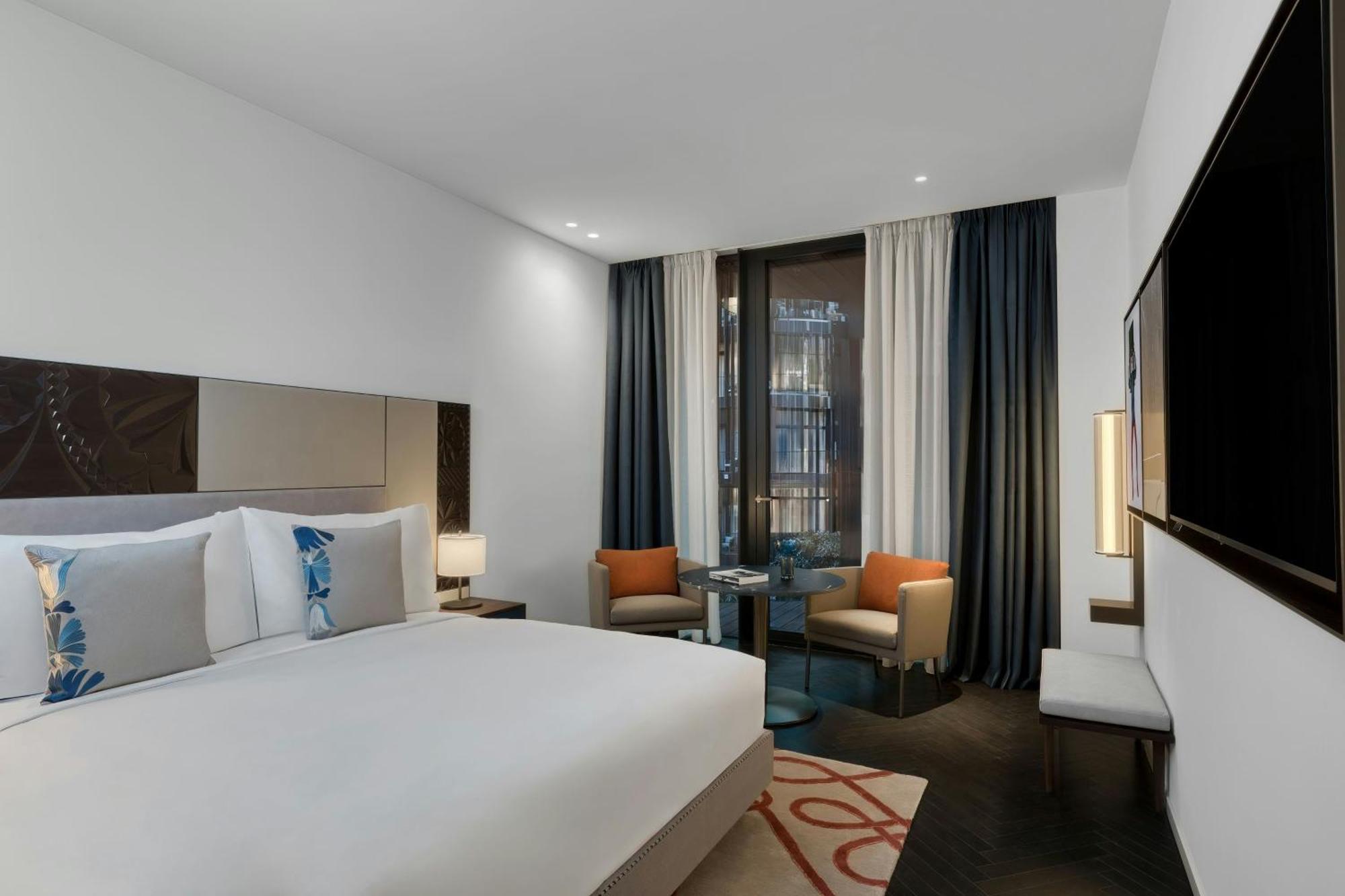 Zimmer Atrium mit Kingsize-Bett, Balkon und Blick auf das Atrium