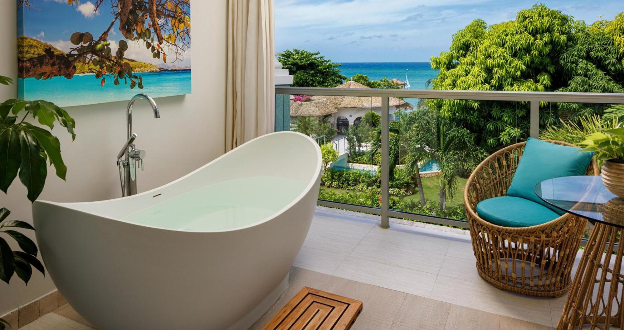 Suite Crystal Lagoon Honeymoon Oceanview mit 1 Schlafzimmer, Butlerservice, Balkon und Badewanne