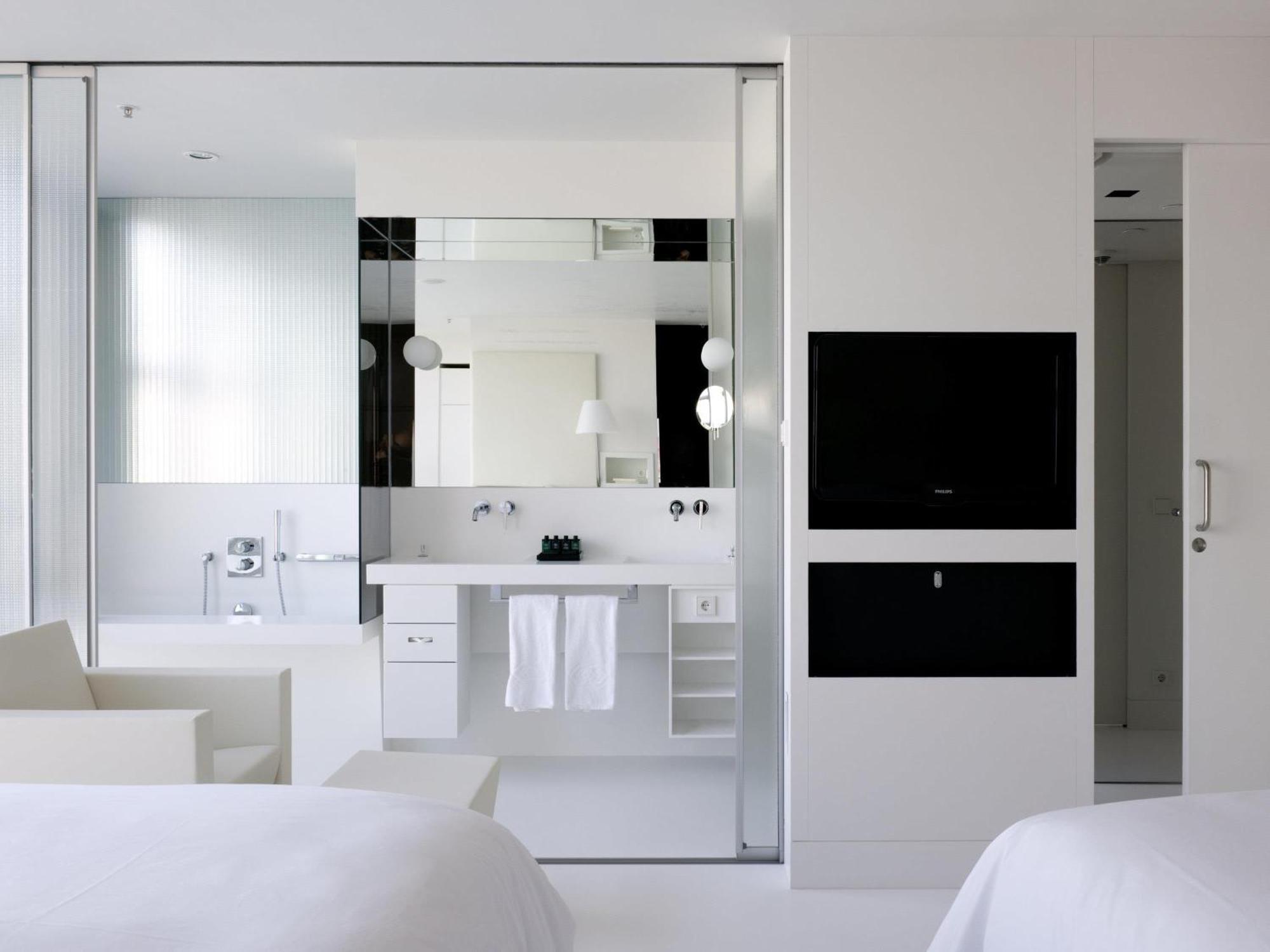 Corner – Ferris Wheel View, 2 queen beds,1717044109:JPEG