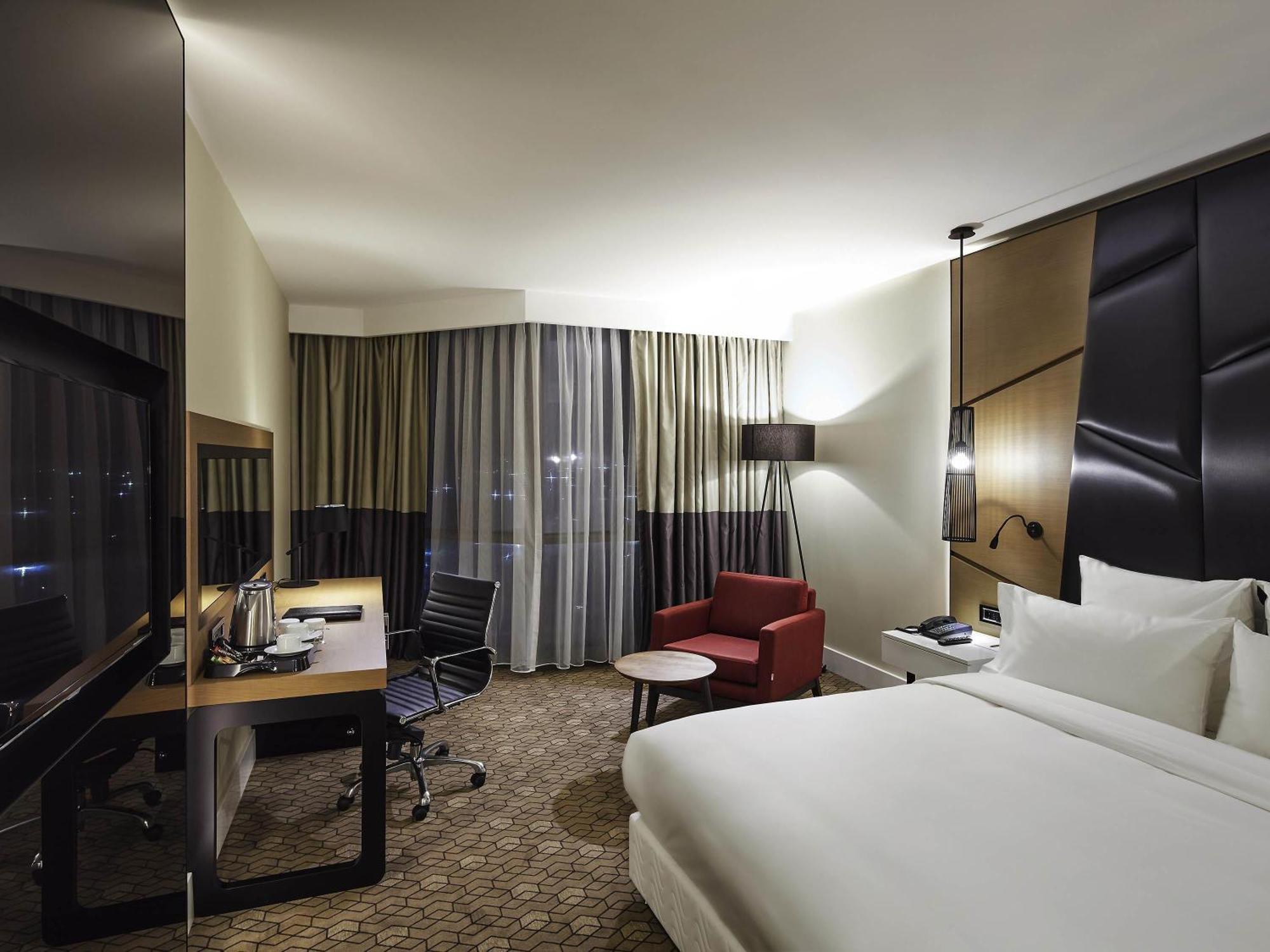 Superior Zimmer mit Kingsize-Bett und Stadtblick