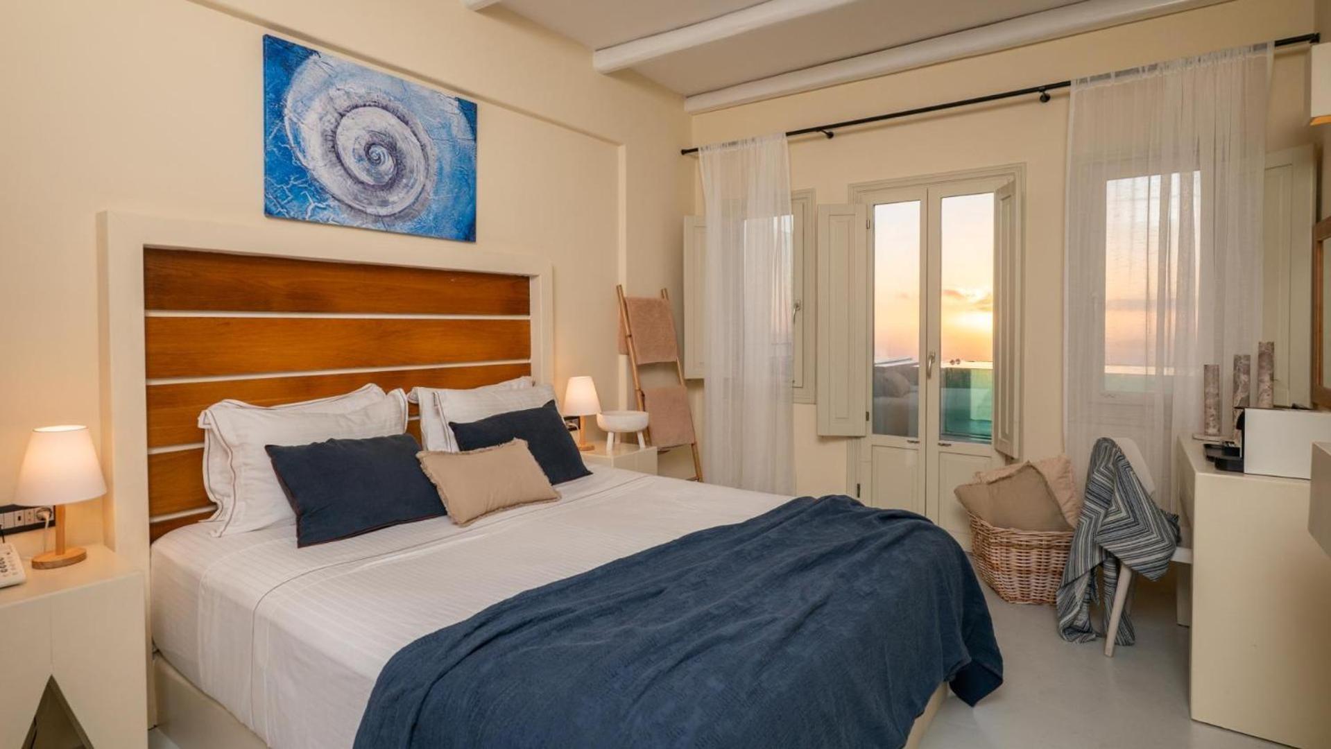Sunset Crystal Suite mit Whirlpool und Blick auf die Caldera