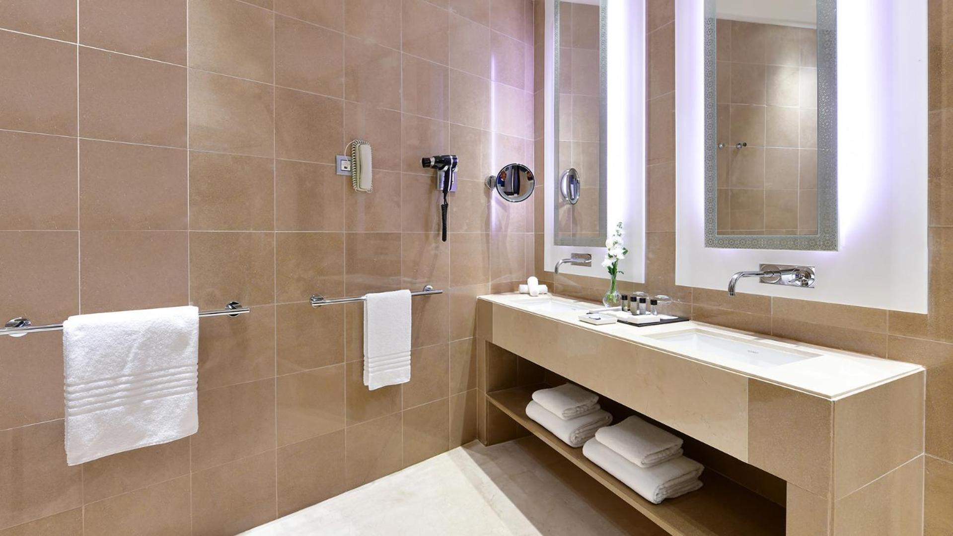 Junior Suite access to Executive Lounge 51