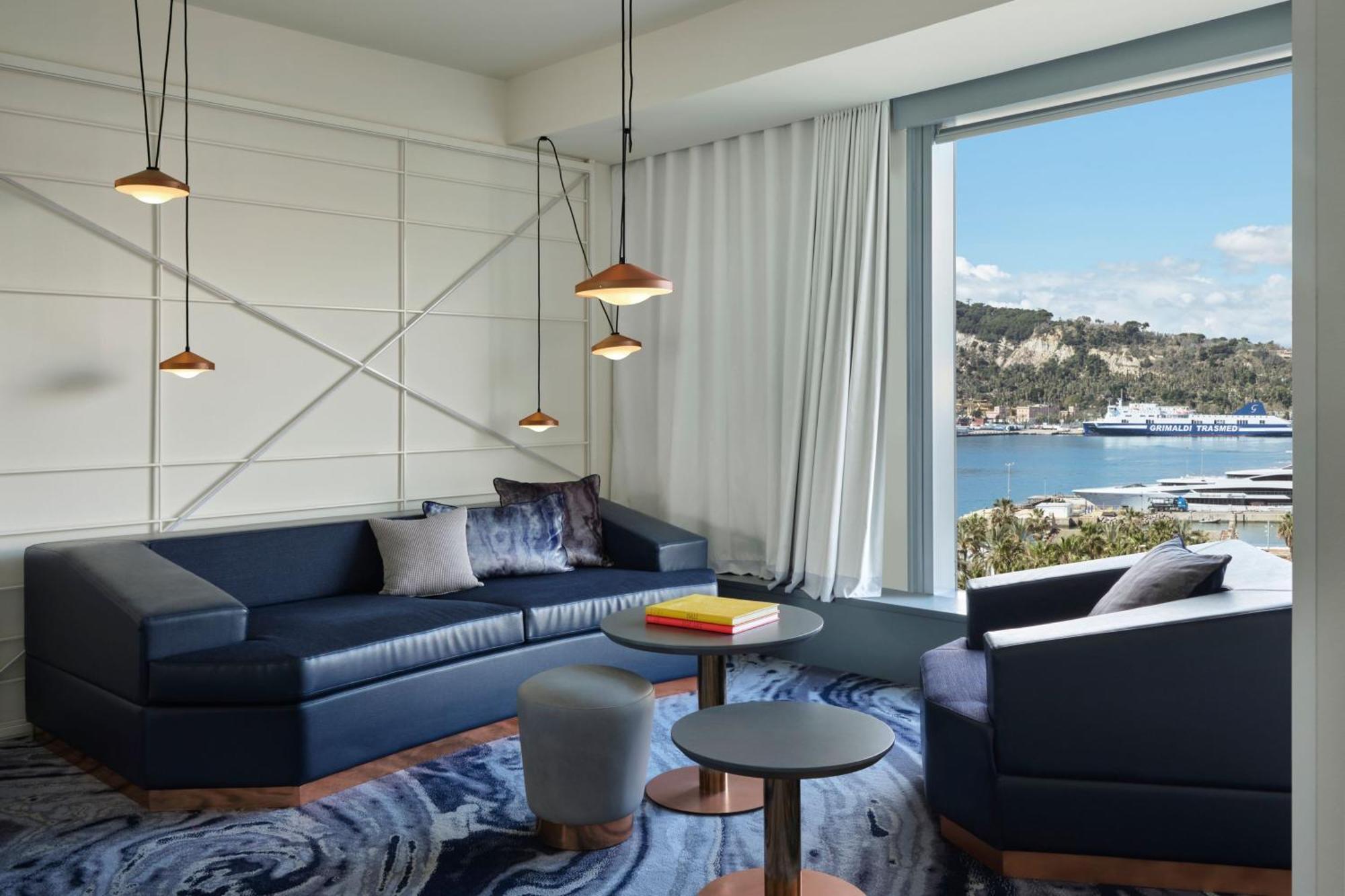 Studio-Suite mit Kingsize-Bett, Schlafsofa und seitlichem Blick aufs Wasser