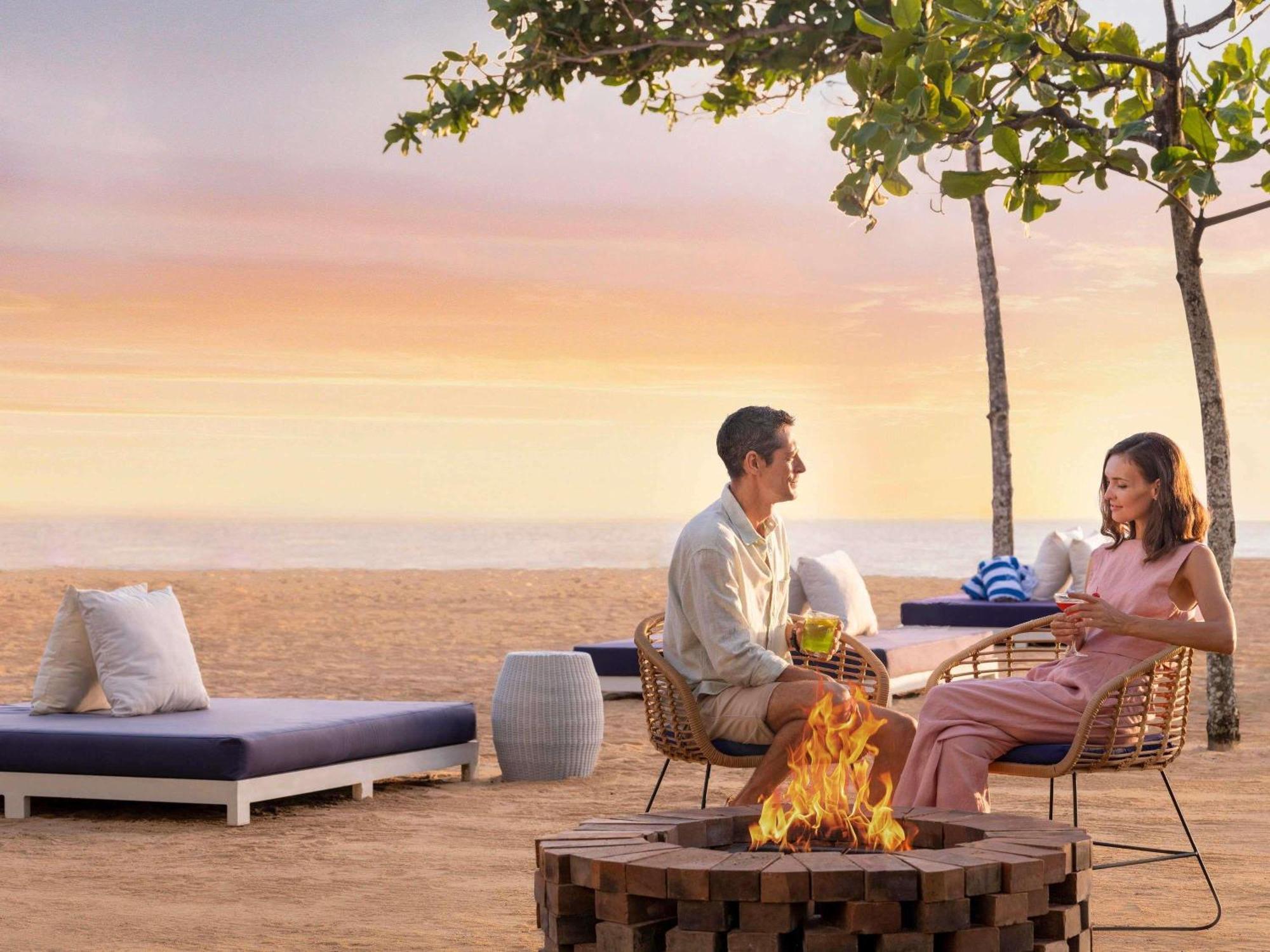 Luxuriöses Zimmer mit Kingsize-Bett und Blick auf das Resort