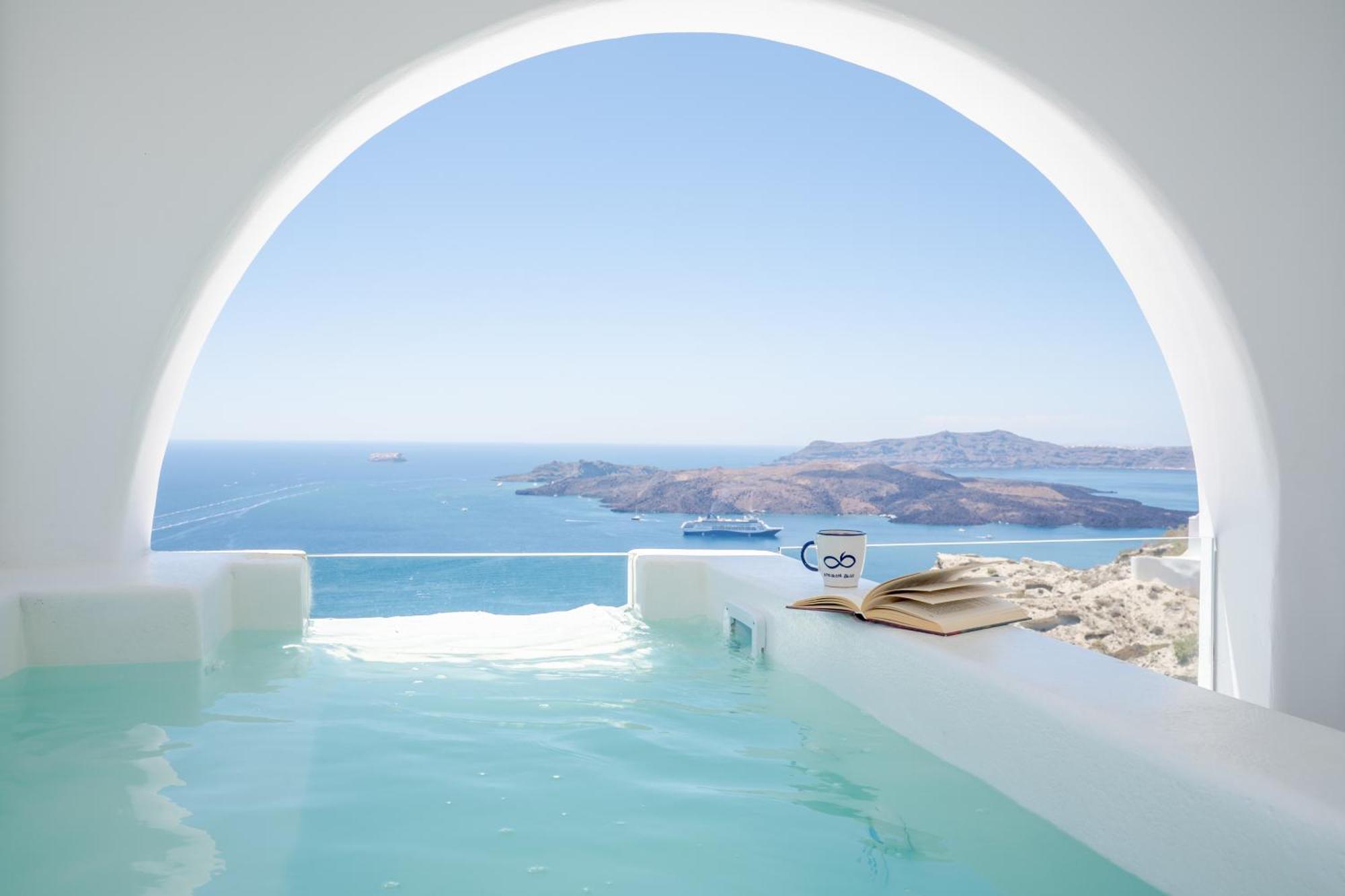 Executive Blue Suite mit Whirlpool und Blick auf die Caldera