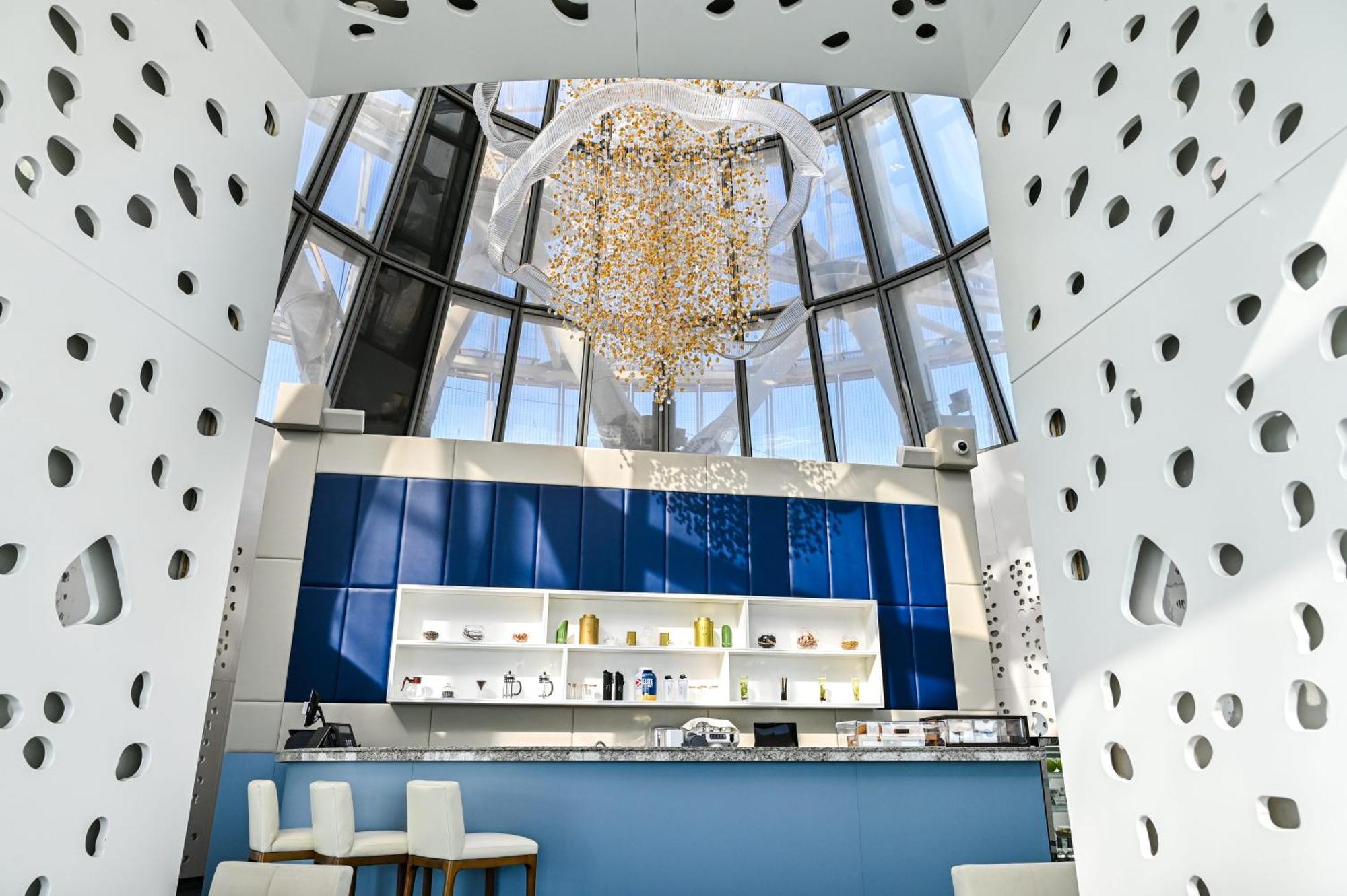 Junior Suite access to Executive Lounge 51