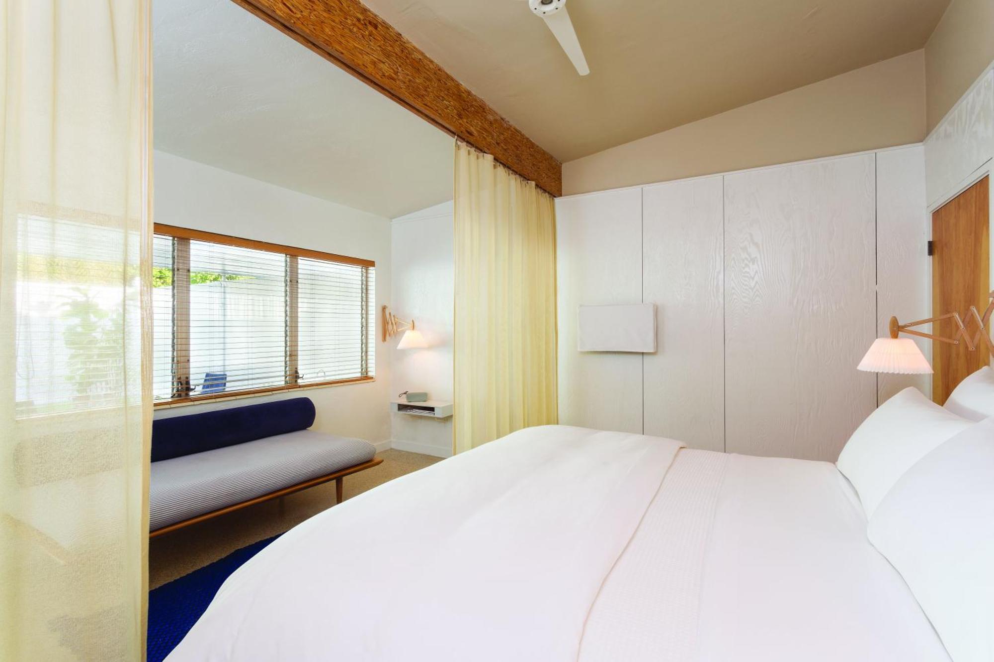 Großes Zimmer mit Bad und Terrasse
