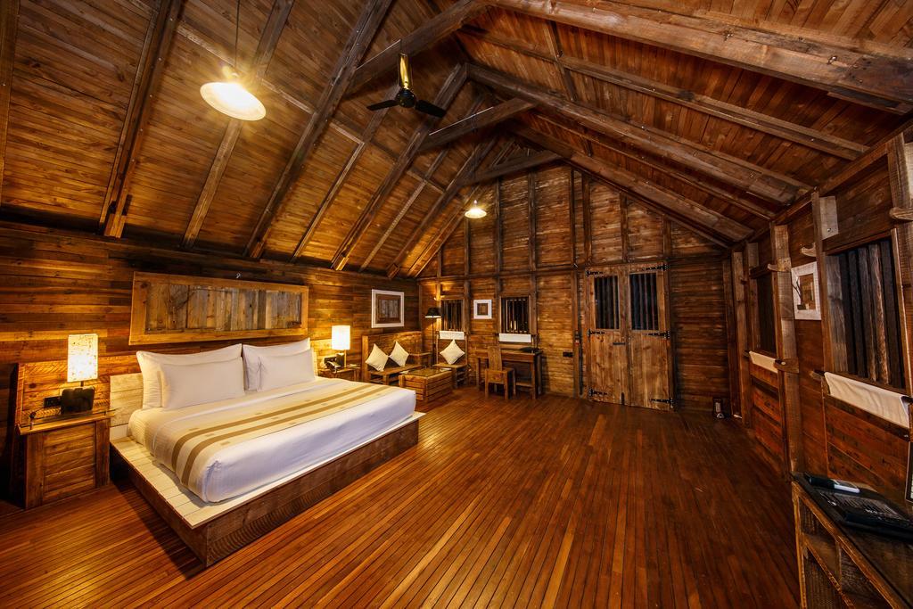 Holz-Chalet, inklusive einer Tasse Tee/Kaffee mit Blick auf Sigiriya und den Pidurangala-Felsen und einer praktischen Töpfererfahrung mit Besichtigung der Papierrecyclingfabrik