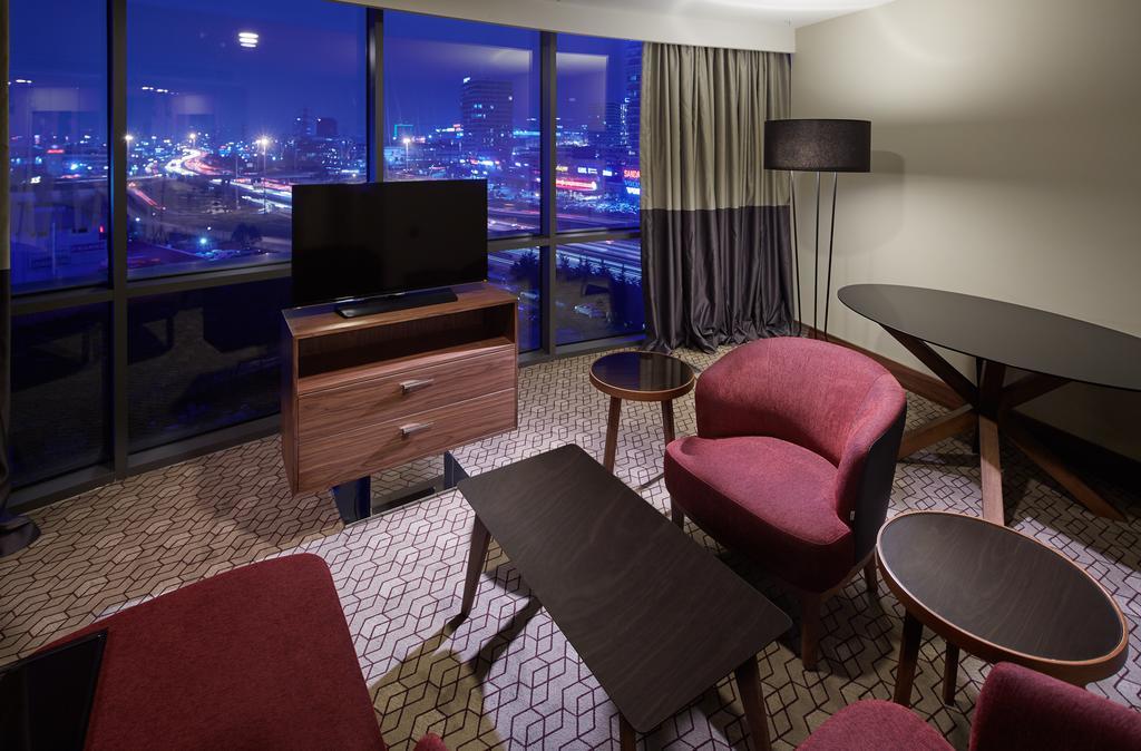 Executive Suite mit Zugang zur Lounge und Stadtblick