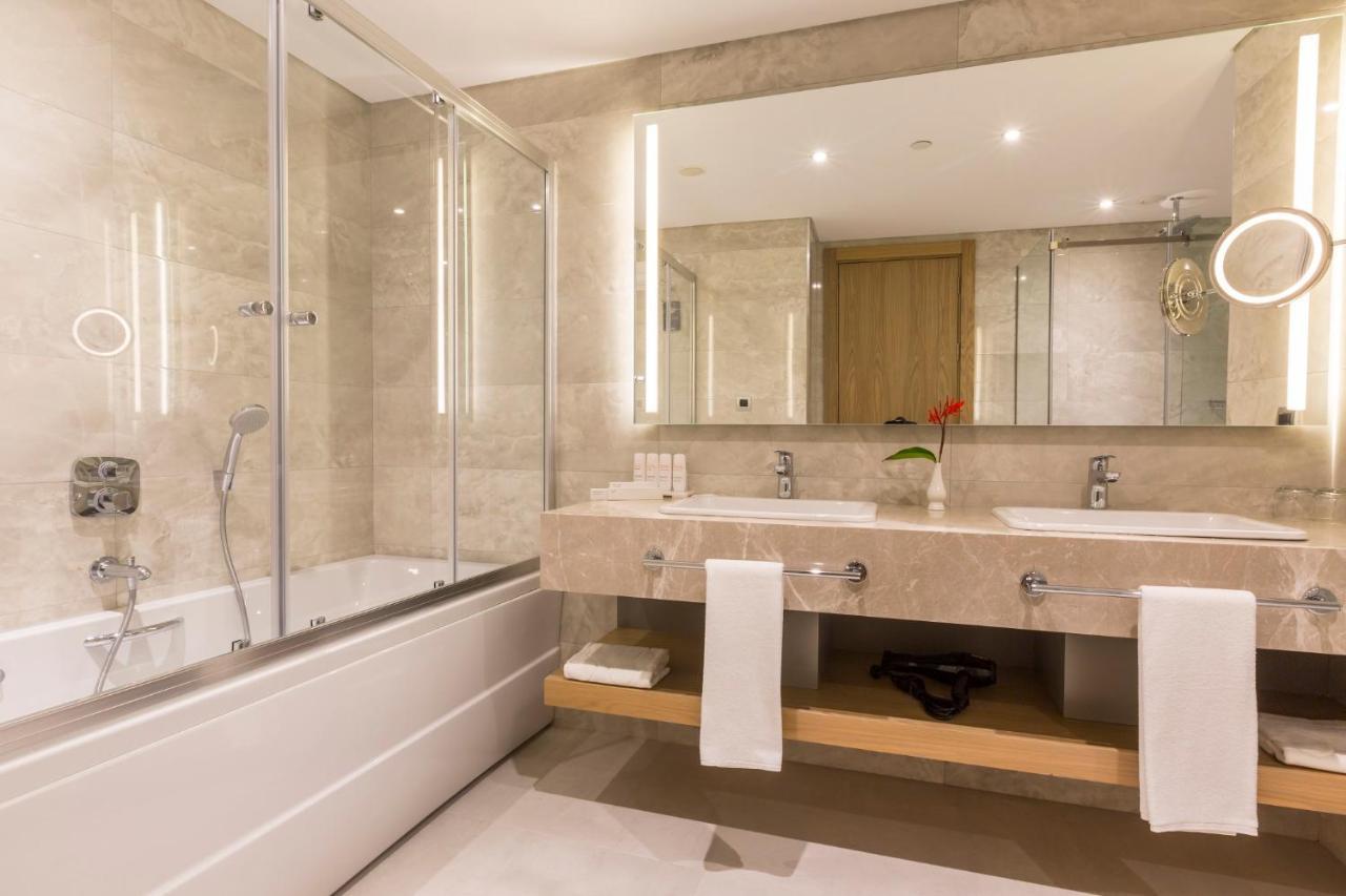 Luxuriöse Suite mit Whirlpool-Badewanne und Panoramablick aufs Meer
