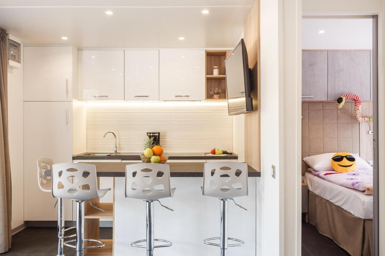 Luxury Two-Bedroom Mobile Home with Hot Tub,950155990:JPEG