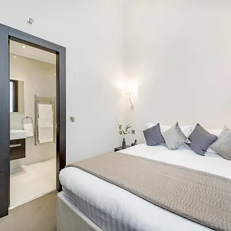 130 Queen'S Gate Apartments-3