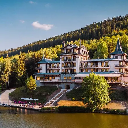 Retro Riverside Wellness Resort-3