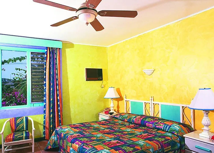 Golf Hotel: Doctors Cave Beach Hotel