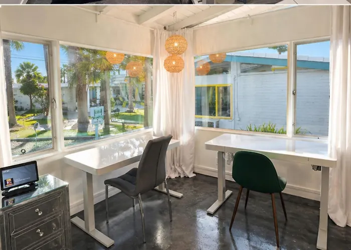 A Place In The Sun Hotel - Adults Only Big Units, 24H Heated Pool & Spa In 1 Acre Park Prime Location, Dog Friendly, Top Midcentury Modern Boutique Hotel